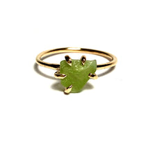 Load image into Gallery viewer, Peridot birthstone ring